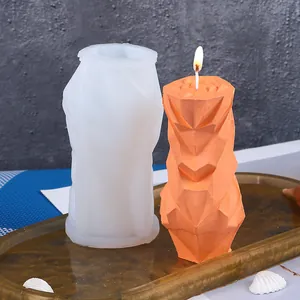 Geometrische zylindrische Silikon-Kerzenform mit einer fertigen orangefarbenen Kerze