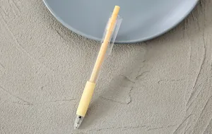 Detailansicht des transparenten Schafts und des cremefarbenen Griffs dieses 0,5 mm Gelschreibers.