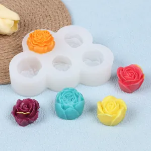 Detailansicht der Silikonform für Rosenblüten mit fertigen Kunstharzproben für DIY
