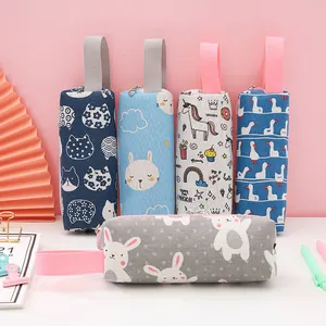 Set van vijf cartoon canvas etuis met schattige dierenprints en handige polsbandjes.