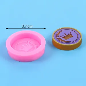 Dettaglio dello stampo in silicone rotondo con corona, diametro 3,7 cm e peso di 10 g