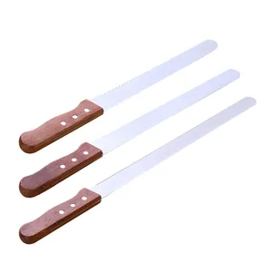 Vista detallada de tres cuchillos para pan de acero con bordes dentados finos y gruesos.
