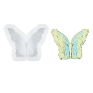 Molde de silicona DIY con forma de mariposa para jabones y velas sobre fondo blanco