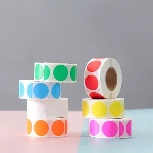 Farbige runde Klebeetiketten auf Rollen zum Markieren, Organisieren und Versiegeln von Geschenken