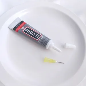Detailaufnahme der B7000 Schmuckklebertube mit Präzisionsnadel für DIY-Handwerk