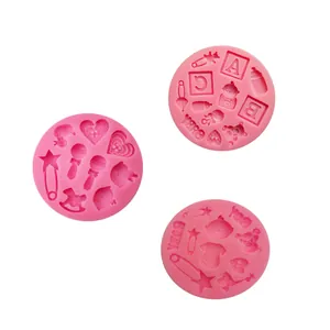 Primo piano di stampi in silicone rosa con motivi baby per fondant, cioccolato e argilla