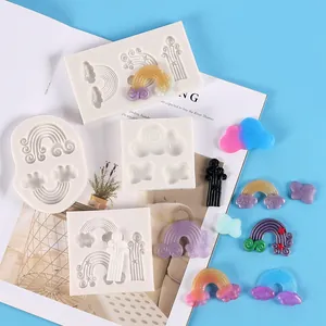 Vista dettagliata di stampi in silicone a forma di arcobaleno e nuvola con pezzi in resina.