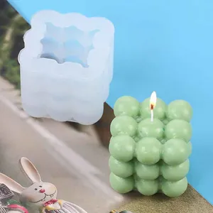 Gedetailleerd overzicht van de bubble cube siliconen mal met een afgewerkte groene kaars
