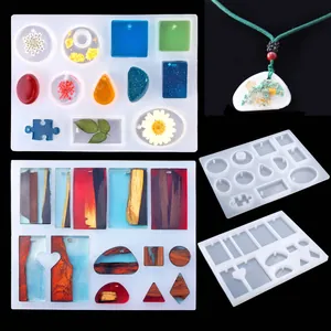 Varios moldes de silicona para manualidades de joyería de resina con muestras terminadas