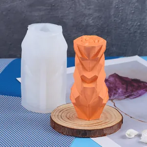 Geometrische zylindrische Silikonform für Wabenkerzen mit orangefarbenem Abguss