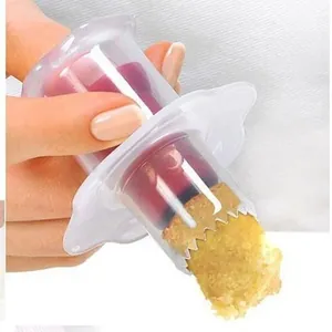 Primer plano de un descorazonador de pasteles extrayendo un trozo de bizcocho