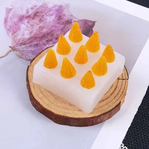 Detailansicht einer 9-Loch Silikonform mit gelben Himbeeren aus Harz für Dekorationen