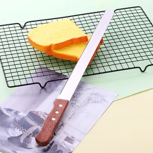 Vista detallada de cuchillo para pan dentado de acero inoxidable con mango de madera