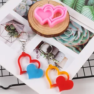 Vista dettagliata dello stampo in silicone a cuore e portachiavi in resina fai-da-te