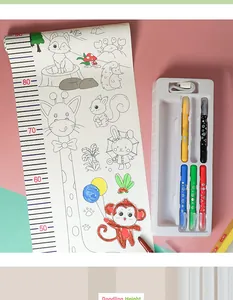 Dettaglio della tabella di crescita fai-da-te per bambini con disegni e pennarelli