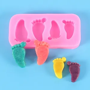 Stampo in silicone rosa a forma di impronta per fondente e sapone con campioni su sfondo blu