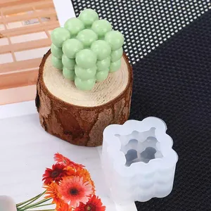 Detailopname van de siliconen mal voor bubble cube en het groene afgewerkte product