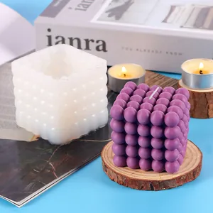 Detailansicht der Silikonform für Bubble-Kerzen und lila Duftkerze als Fertigprodukt