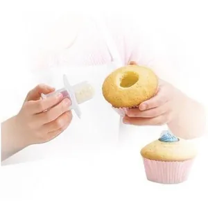 Demostración de uso del descorazonador de cupcakes para quitar el centro del bizcocho
