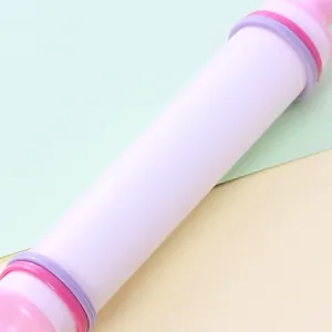 Détail macro du rouleau à pâtisserie antiadhésif avec anneaux de guidage