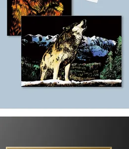 Detail eines Kratzbildes mit einem heulenden Wolf vor majestätischen verschneiten Bergen
