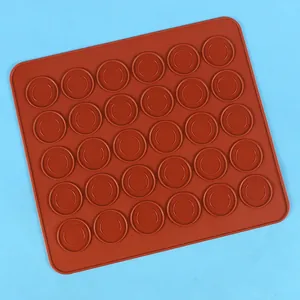 Vista detallada de la superficie del tapete de silicona para macarons de 30 agujeros
