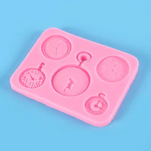 Detailansicht einer rosa Silikonform mit verschiedenen Uhr- und Uhrendesigns fuer DIY