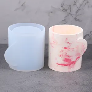 Vue détaillée du moule en silicone à poignée en cœur et tasse en résine marbrée