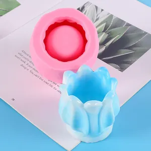 Détail du moule en silicone de lotus rose et d'un produit fini en résine bleu clair