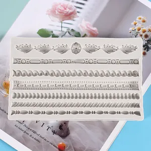 Detailansicht der Silikon-Bordürenform mit Blumen- und Seilprägung für Tortendekoration.