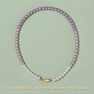 Detailansicht einer Perlenhalskette mit Farbverlauf und 14K Goldverschluss-Element.