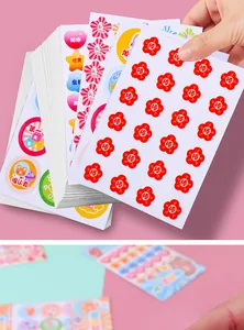 Detailopname van kleurrijke beloningsstickers voor kinderen en scholieren in bloemvorm