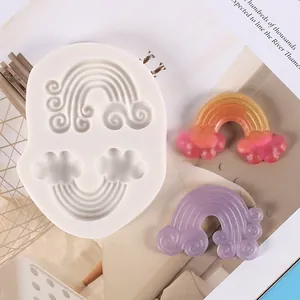 Dettaglio stampo in silicone arcobaleno e nuvola con esempi di creazioni in resina DIY