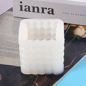 Detailansicht der quadratischen Silikonform im Rubik's Cube Stil für Kerzen und Kuchen