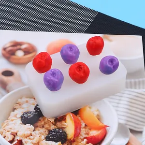 Detailansicht einer 6-Loch Silikonform für Früchte mit fertigen Kirsch- und Beerenmustern.