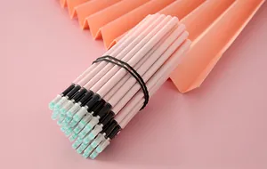 Nahaufnahme eines Bündels von 0,5 mm Gelstift-Minen auf einem rosa Hintergrund.