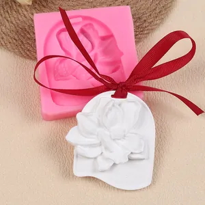 Vue détaillée du moule en silicone fleur en relief avec pierre d'aromathérapie blanche