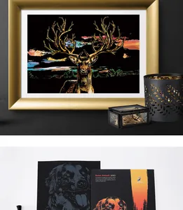Makro-Detail des DIY-Kratzkunst-Kits mit bunten Hirsch- und Hundedesigns und Verpackung