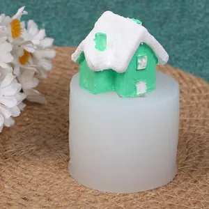 Vista dettagliata dello stampo in silicone con candela verde a forma di casetta
