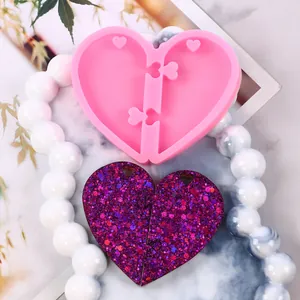 Dettaglio dello stampo in silicone a cuore con ciondolo a cuore glitterato finito