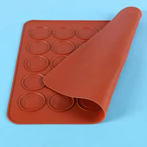 Vista detallada de tapete de silicona flexible para hornear macarons en terracota