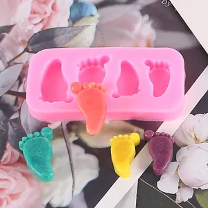 Vista macro dello stampo in silicone a forma di piedino con pezzi di fondente colorati