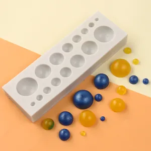 Detail der Silikonform mit fertigen Perlglanzperlen in verschiedenen Größen