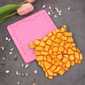 Vista detallada del molde de silicona rosa con textura de corteza y muestra de fondant amarillo