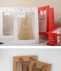 Dettagli di sacchetti regalo in carta premium con finestra e manici in corda colorati.