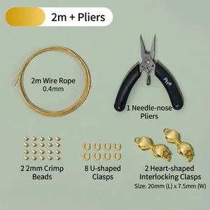 Detailansicht des DIY-Schmucksets mit goldgefülltem Draht, Zange und Herzverschlüssen.