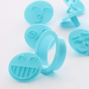 Detailaufnahme blauer Emoji-Ausstechformen für Fondant und dekorative selbstgemachte Kekse