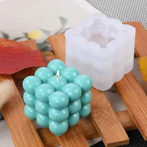 Detailweergave van de witte 9-bubbel siliconen mal met een afgewerkte blauwe DIY-kaars