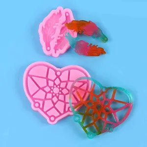 Vista detallada de moldes de silicona de pluma y corazón atrapasueños con muestras