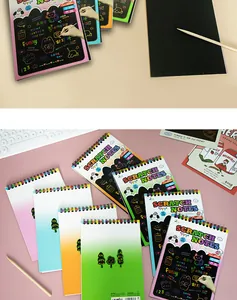 Taccuino creativo per arte a graffio arcobaleno per bambini con stilo in legno.